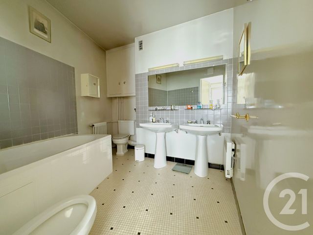 Appartement F6 à vendre - 6 pièces - 121.86 m2 - PARIS - 75016 - ILE-DE-FRANCE - Century 21 Via Conseil 16Ème