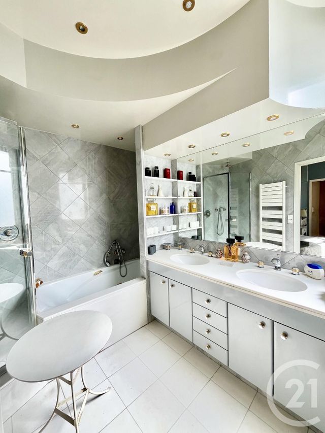 Appartement à vendre - 4 pièces - 113.0 m2 - PARIS - 75016 - ILE-DE-FRANCE - Century 21 Via Conseil 16Ème