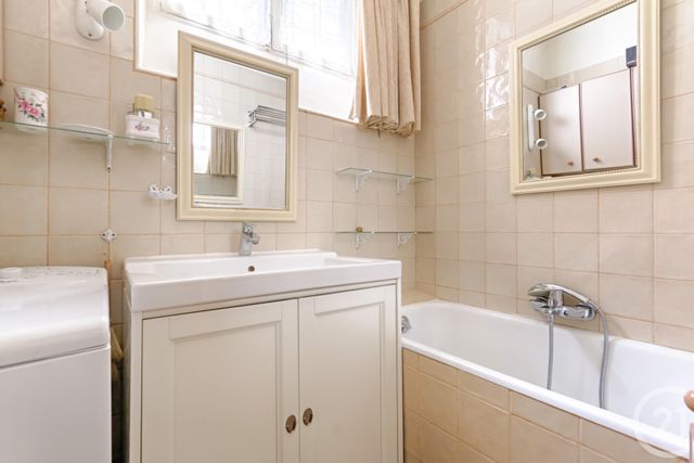 Afficher la photo en grand Appartement F3 à vendre - 3 pièces - 84.24 m2 - PARIS - 75016 - ILE-DE-FRANCE - Century 21 Via Conseil 16Ème