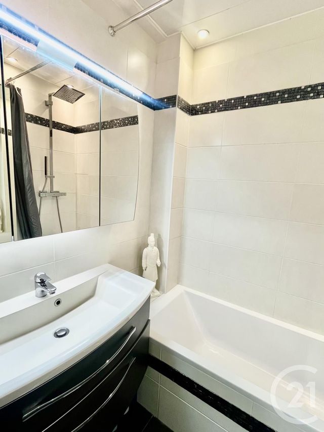 Appartement à vendre - 4 pièces - 83.0 m2 - PARIS - 75016 - ILE-DE-FRANCE - Century 21 Via Conseil 16Ème